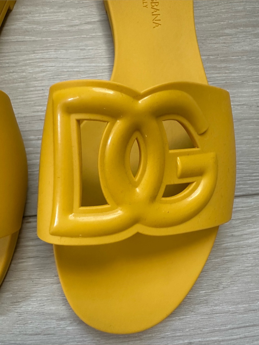 Dolce & Gabbana Cut-Out DG Rubber Sandals - Picture 5 of 15